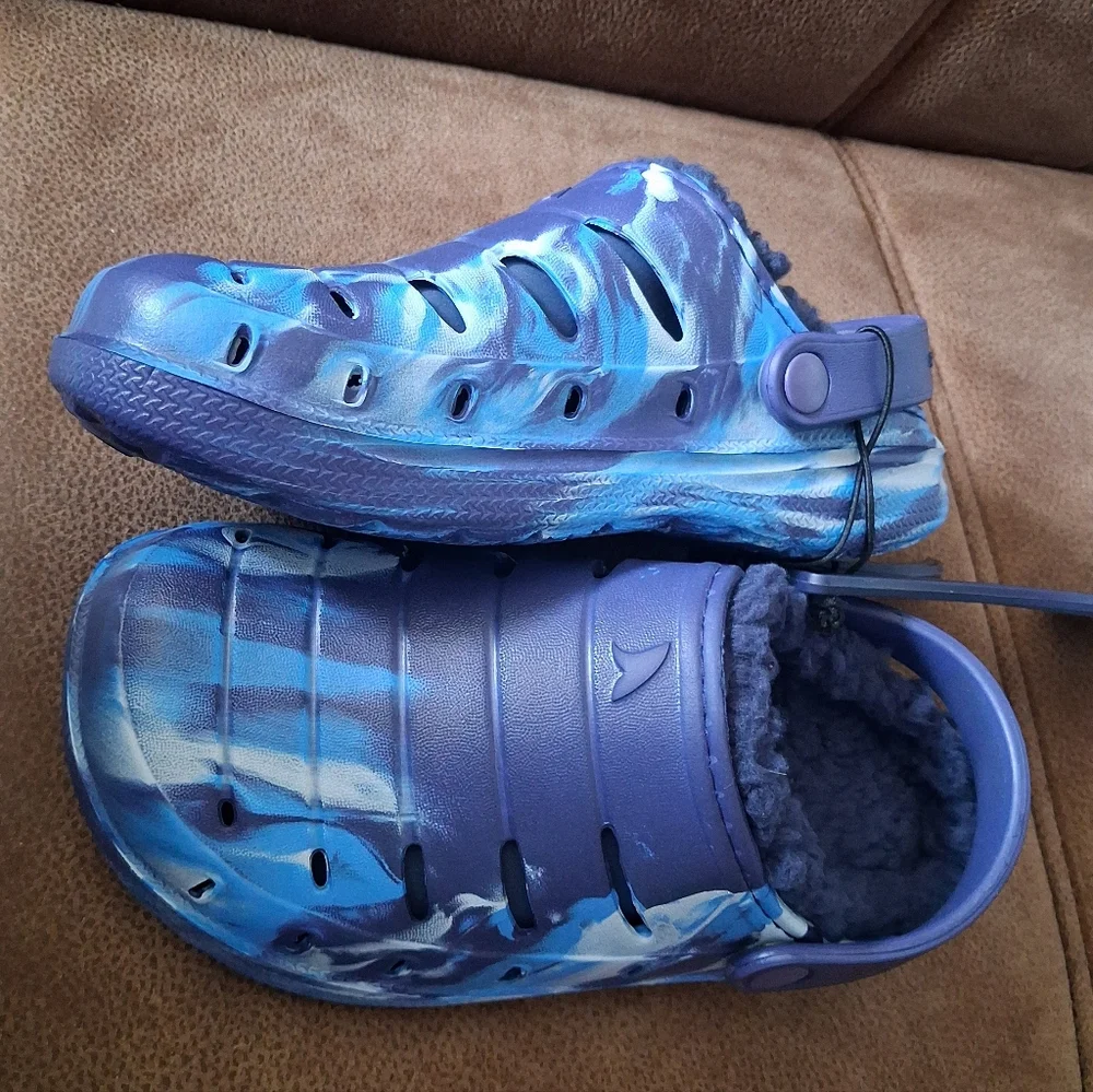 Rugged Shark Kids' Blue Tie-Dye Clogs with Fleece Lining Size 1